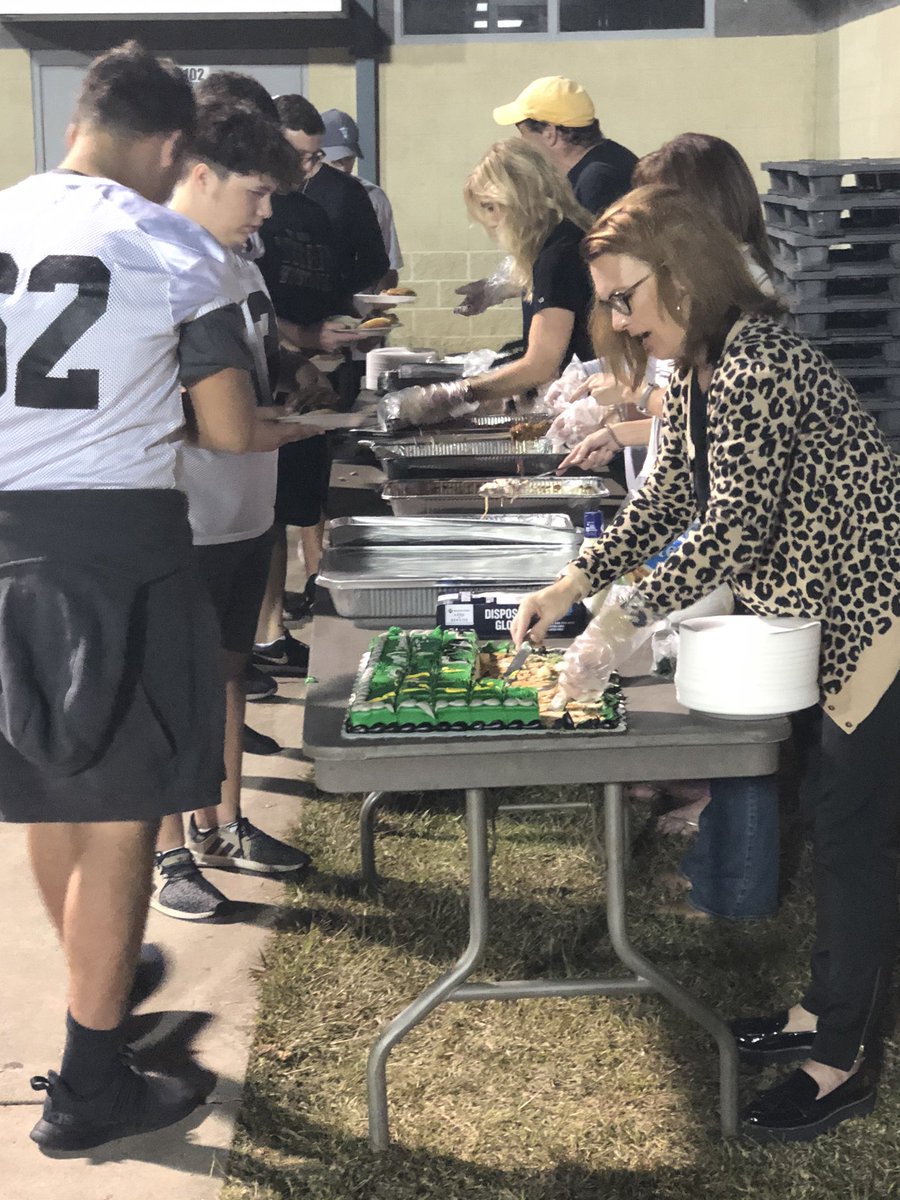 LSTitanFootball's tweet photo. Thanks to our booster club for feeding the team after practice today! https://t.co/kWLv2Zw1CO
