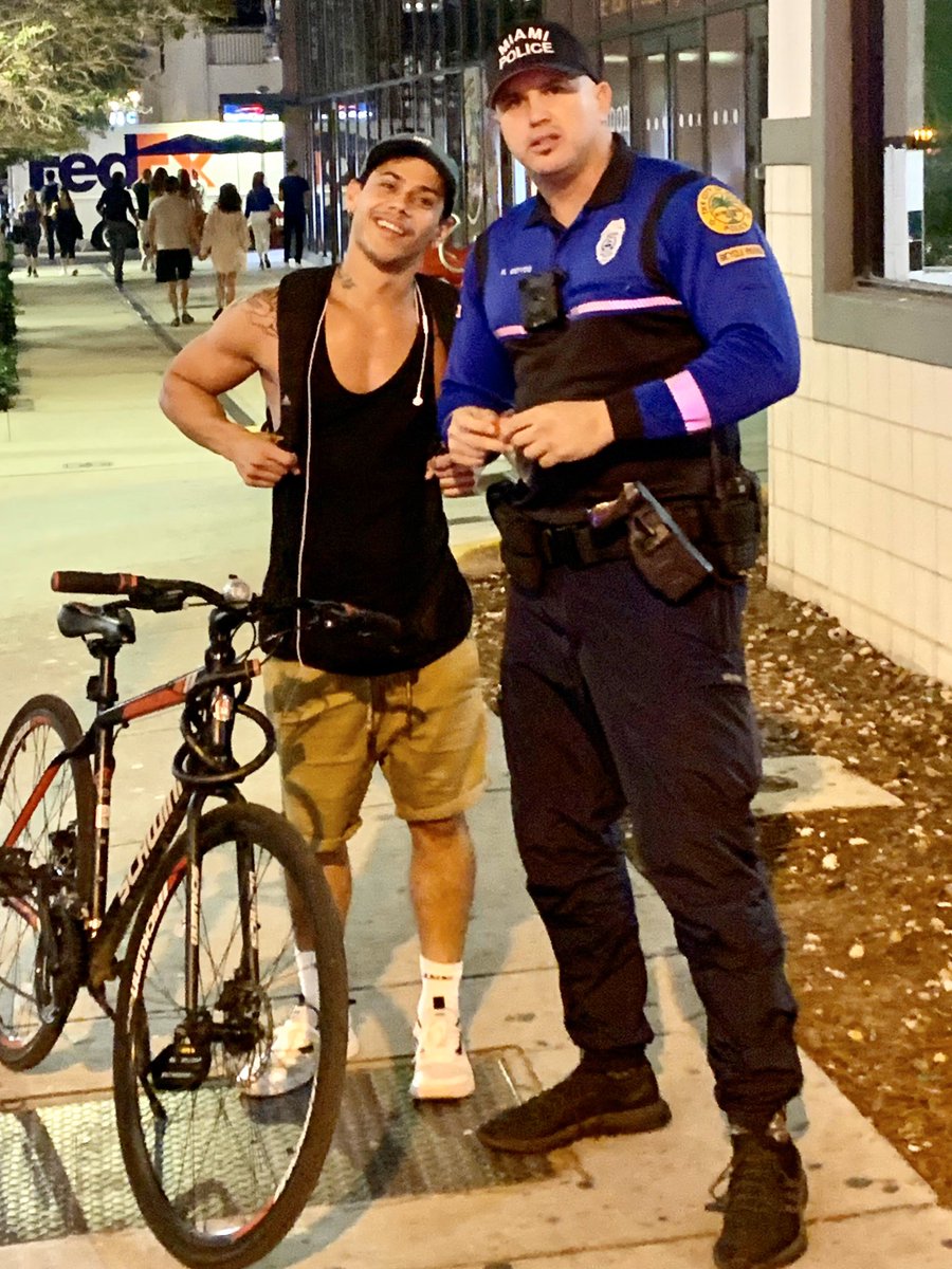 CmdrEllington's tweet photo. @MiamiPD BRickell team educating pedestrians and bicyclists #WalkWise https://t.co/8vg4urf5sr