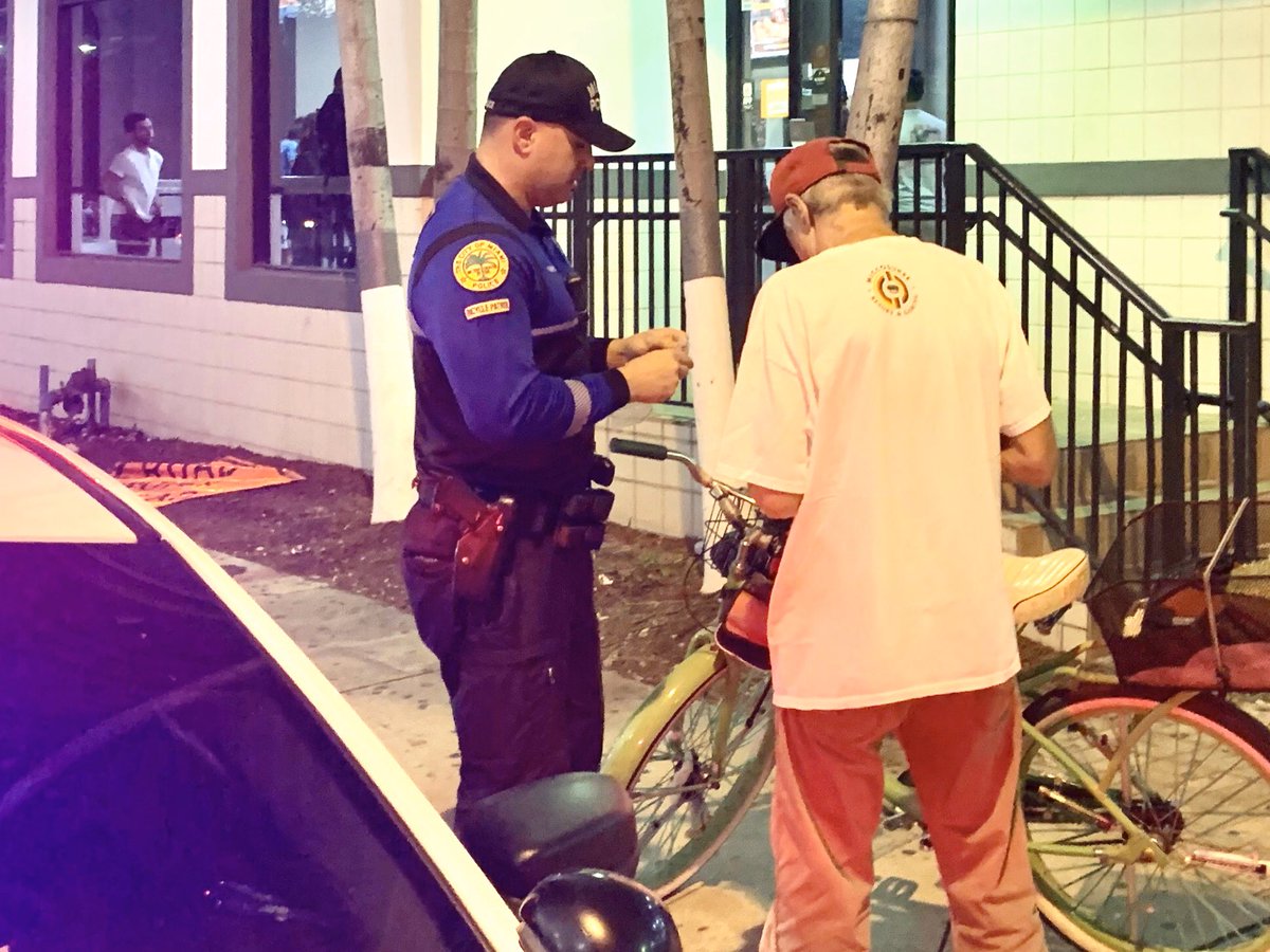 CmdrEllington's tweet photo. @MiamiPD BRickell team educating pedestrians and bicyclists #WalkWise https://t.co/8vg4urf5sr