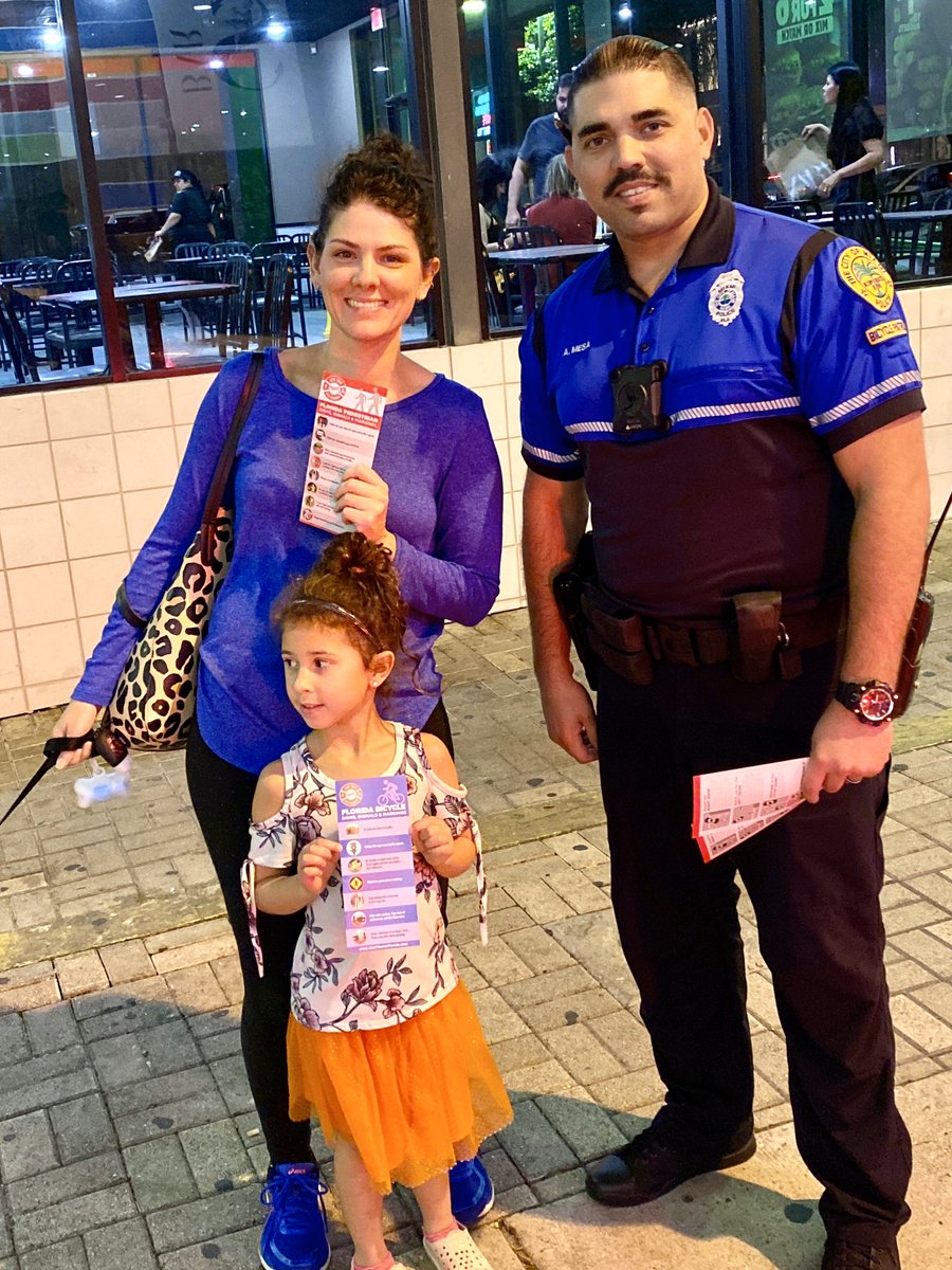 CmdrEllington's tweet photo. @MiamiPD BRickell team educating pedestrians and bicyclists #WalkWise https://t.co/8vg4urf5sr