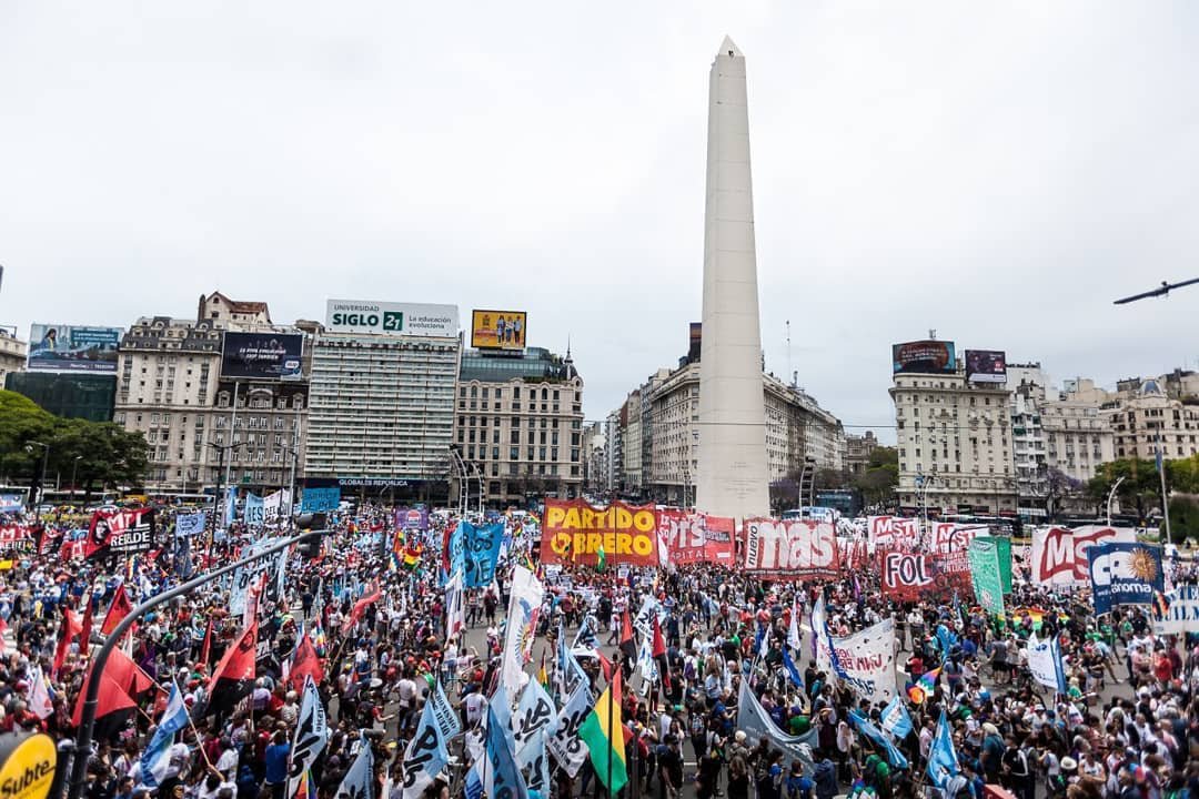 🇦🇷 #Argentina: Em Buenos Aires, grande manifestação em repúdio ao golpe de Estado na Bolívia e em apoio ao governo de Evo Morales. Lideranças de movimentos sociais e a comunidade boliviana participaram da marcha que caminhou do Obelisco à Embaixada da Bolívia.
📸 @emergentemedio