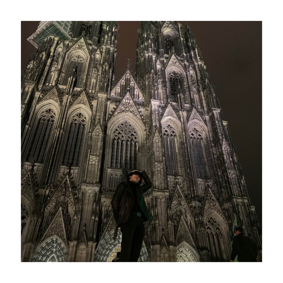 Noir_Chile's tweet photo. [ Instagram • 191027 ] Actualización de #Seunghoon.

La catedral de Colonia es tan grande y genial Fue un espectáculo que realmente no puedo olvidar 👏
#느와르 #NOIR #IdolEnérgico #GodlyIdol #SEUNGHOON #Colonia #Alemania #CatedralDeColinia #NoirEnEuropa #overtheABYSS #EuropaTour https://t.co/A2G6jbkRt1