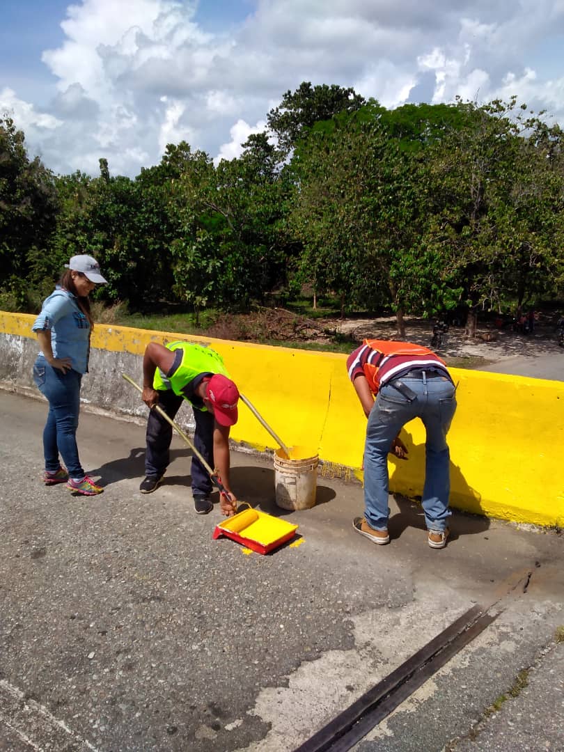 En el marco de plan de recuperación de puentes se abordo en el distribuidor de barrancas a realizar pintura de barandas de Protección, limpieza de juntas de dilatación, Desmalezamiento de adyacencias <a href="/NicolasMaduro/">Nicolás Maduro</a> <a href="/MppObras/">MPP Obras Públicas</a> <a href="/lafuerzadchavez/">Argenis Chávez</a> Leales Siempre Traidores Nunca!