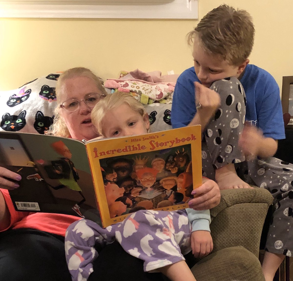 AmyLowder1's tweet image. Love when I am reading to my niece, and my nephew hears from the other room and comes running! 📚🏃‍♂️🤗Been reading to them since they were babies! 👶 #FallintoReading #HECLeads #Pridein5