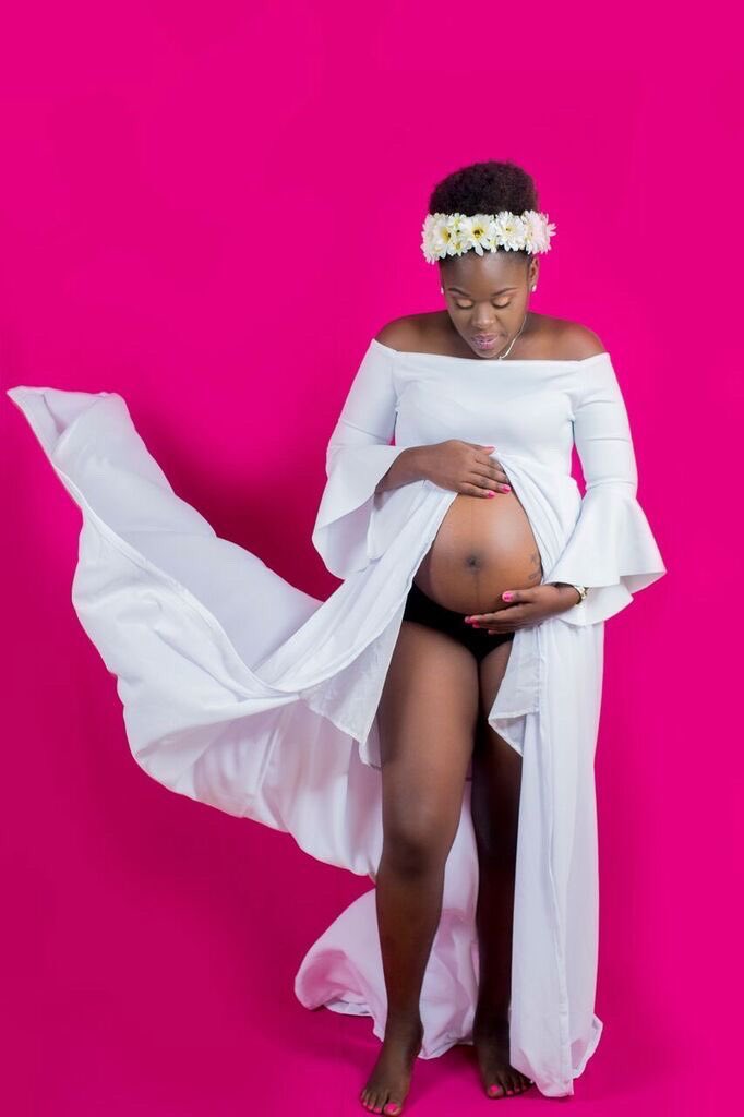 KittanaSmith's tweet photo. 🌷• M A T E R N I T Y • T I N G S • 🌷

.
.
.
#maternitydress #kittanasmith #maternity #shoot #tiffanymigaphotography #highsplit #white #offshoulder #flaredsleeves #chiffon #flowercrown #beautiful #mother #pregnancy #photoshoot #makeup #maternityshoot https://t.co/rMTmBka50B