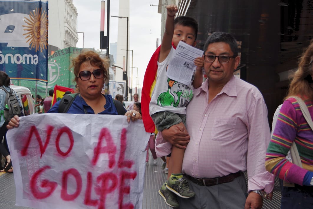Bondifoto's tweet photo. Movimientos Sociales, Sindicatos y Agrupaciones Políticas argentinas  se convocaron frente a las sede de Cancillería para exigirle al Gobierno Argentino que se manifieste en contra del Golpe de Estado en el Estado Plurinacional de Bolivia. https://t.co/YpMmUfJFCG