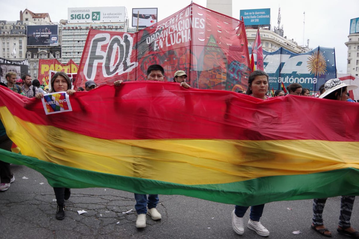 Bondifoto's tweet photo. Movimientos Sociales, Sindicatos y Agrupaciones Políticas argentinas  se convocaron frente a las sede de Cancillería para exigirle al Gobierno Argentino que se manifieste en contra del Golpe de Estado en el Estado Plurinacional de Bolivia. https://t.co/YpMmUfJFCG