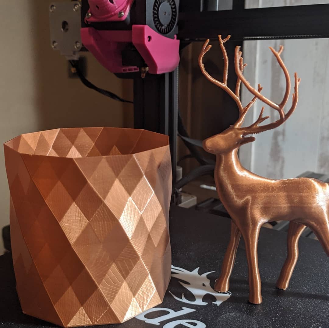 tianseoffice's tweet photo. #tianse #3dprinting #3dfilament #3dmaker #shiny #silky #silk #pla #redcopper #thingiverse Beautiful deer and vase for Christmas decoration, printed by simni3d (his IG) using tianse Silk Red Copper PLA. Love the cute design and shiny finish! Nice Work!😍STL from thing:571949.😘 https://t.co/MCzMX2MQ7o