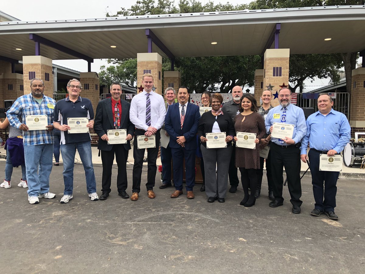 AudreyAGrant's tweet photo. Thankful to our Hobby MS veterans. @lscarranco1 @GNDylla12 @NISDHobby @MarieZavala19 @Vflores93flores https://t.co/2zioFqyTdy