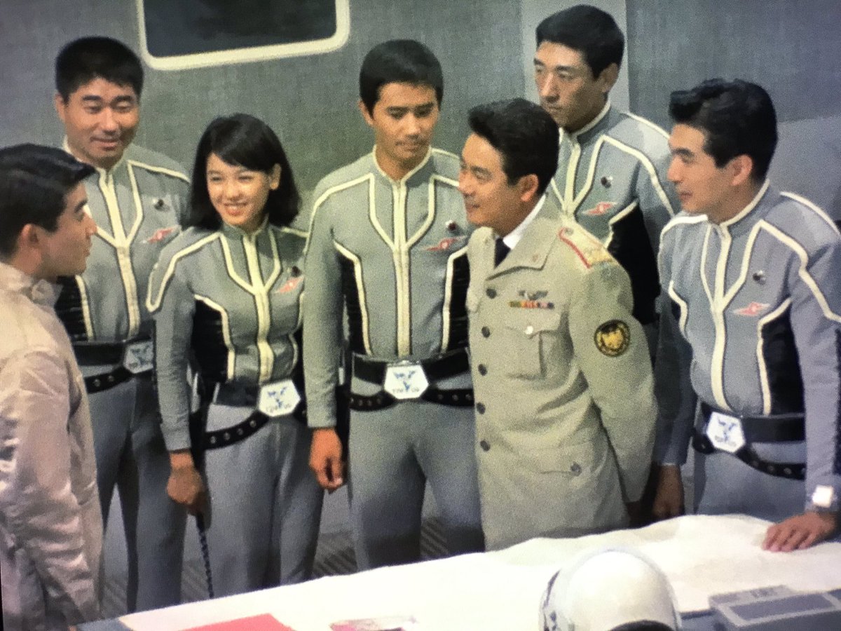 ただっち ウルトラセブン53周年 最後に水野隊員が地球に降りてきた際にマナベ参謀とウルトラ警備隊の面々が出迎える訳ですが その時マナベ参謀ともう1人参謀らしき人がいますが 誰っ エンディングで一瞬皆んなと並んで映るアンヌ隊員の可愛く美しい事