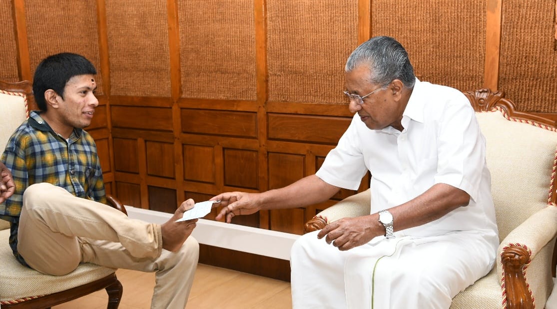 fx16news's tweet photo. மகா புயலால் பாதிக்கப்பட்ட கேரளாவுக்கு நிவாரண நிதி வழங்கிய பிரனாவ் என்ற மாற்றுத்திறனாளி சிறுவனை பாராட்டிய முதல்வர் பினராயி விஜயன்
@CMOKerala #CycloneMaha https://t.co/O72clegtpm