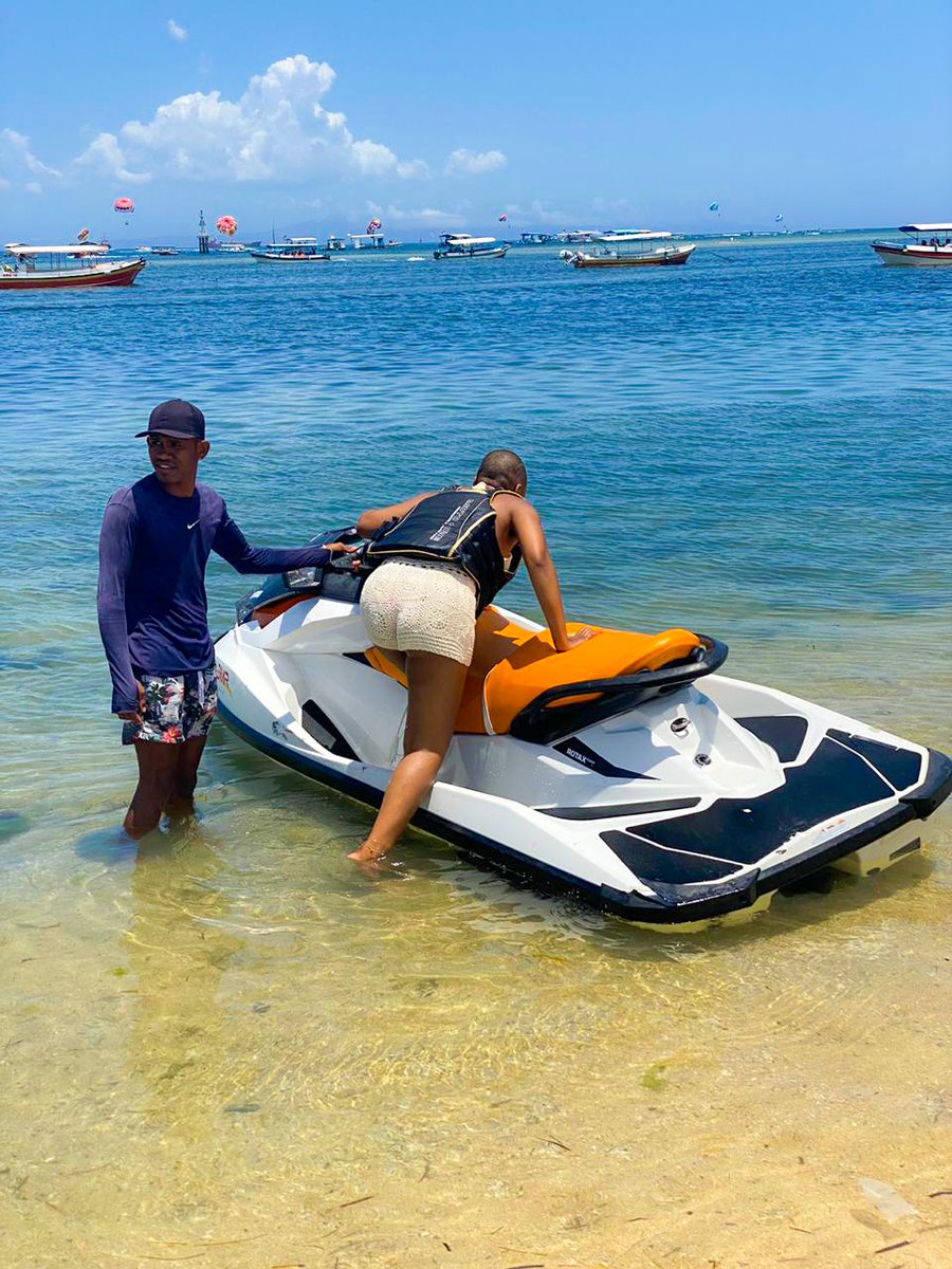 Saturday : used the same guide and he organized us water activities.I decided on jetskiing which was about 500 bucks then we hit omnia.Omnia has 250 000 IDR entrance fee (general) or 4 million IDR for a table (food and drink paid for using that credit)