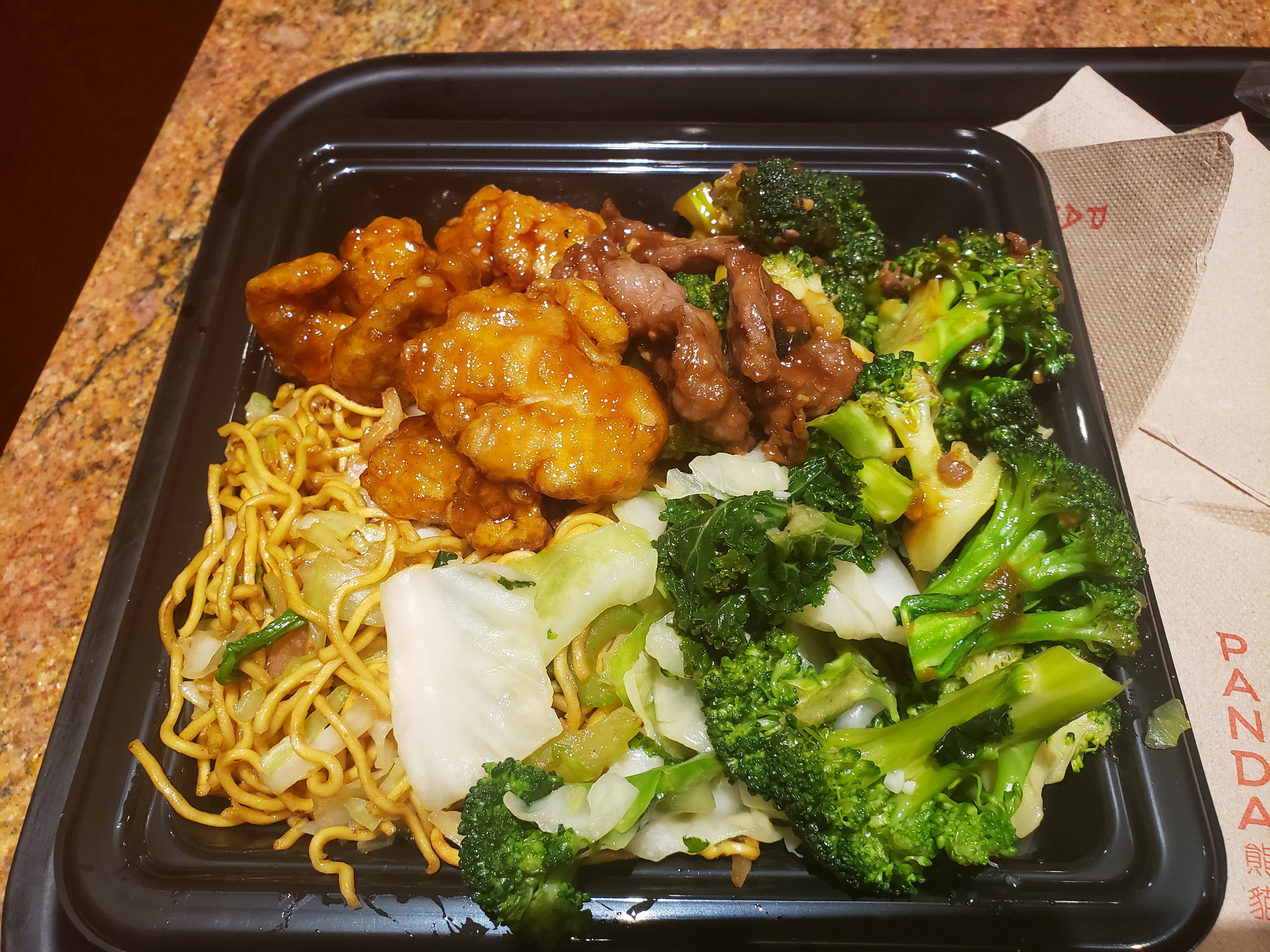 Eiji Inn N Outのすぐ近くにchick Fil A チックフィレイ というチキン専門店 フライドチキンとピクルスをバンズに挟むスタイルという元祖チキンサンドを発明したという 最近アメリカでのチキンサンド戦争でポパイズ派とチックフィレイ派に分かれて 一二
