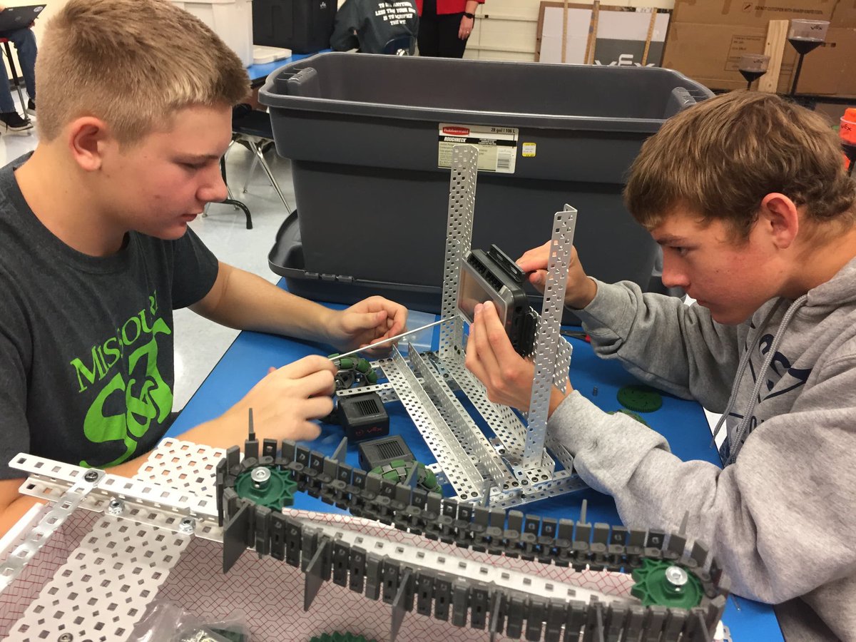 Usd440's tweet photo. Robotics class building for Tower Takeover Vex competition. https://t.co/6r8LAiXCDu