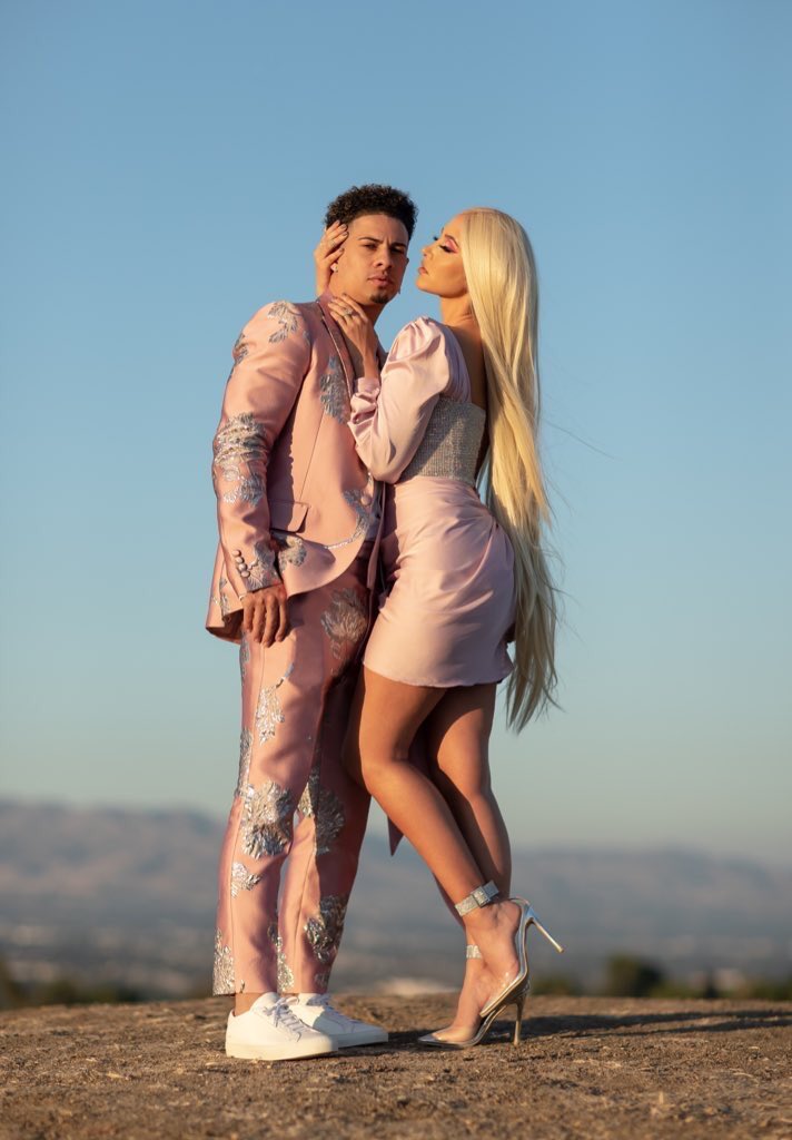 NiasonArt's tweet photo. Well Damn... The doin the damn thang as usual!!! 😍 @CatherinePaiz @AustinMcbroom https://t.co/P6h4UM800u