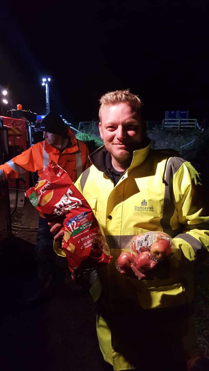 MyDoncaster's tweet photo. Just as an army marches on its stomach, so do the superb emergency crews who we’ve provided with essential food and drinks supplies through the night. They are working to reduce the water levels around Fosterhouses and Fishlake as part of the 24/7 flood effort 💪 https://t.co/zaOiDpY7Ov