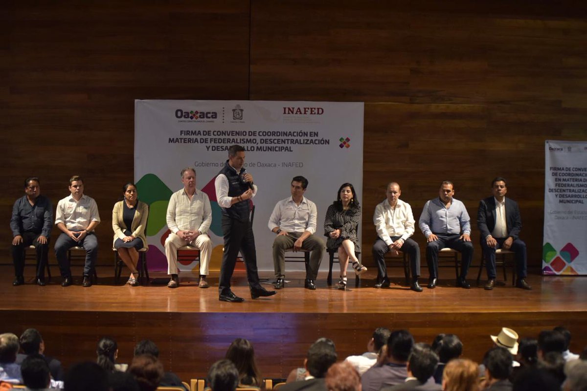 ArmandoMendicut's tweet photo. Agradezco la invitación del titular de la @COPLADE_GobOax, @JavierLazcanoV para asistir a la Firma de Convenio de Coordinación en Materia de Federalismo, Descentralización y Desarrollo Municipal; junto con el Gdor. @alejandromurat, trabajamos por un mejor Oaxaca. https://t.co/jzOM4BZRJM