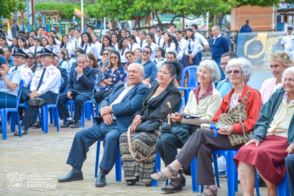 gadsantacruz's tweet photo. El #GADMSC reconoce en ceremonia pública, el esfuerzo, trayectoria y trabajo de Jorge Humberto Sevilla Sevilla y de su esposa Colombia Ernestina Cedeño Zavala e hijos y otorga el “TRIBUTO A LOS PIONEROS DE SANTA CRUZ-GALÁPAGOS”
https://t.co/hE2q6Fow0m
#GADSANTACRUZ #GALÁPAGOS https://t.co/5MicZSqp2b