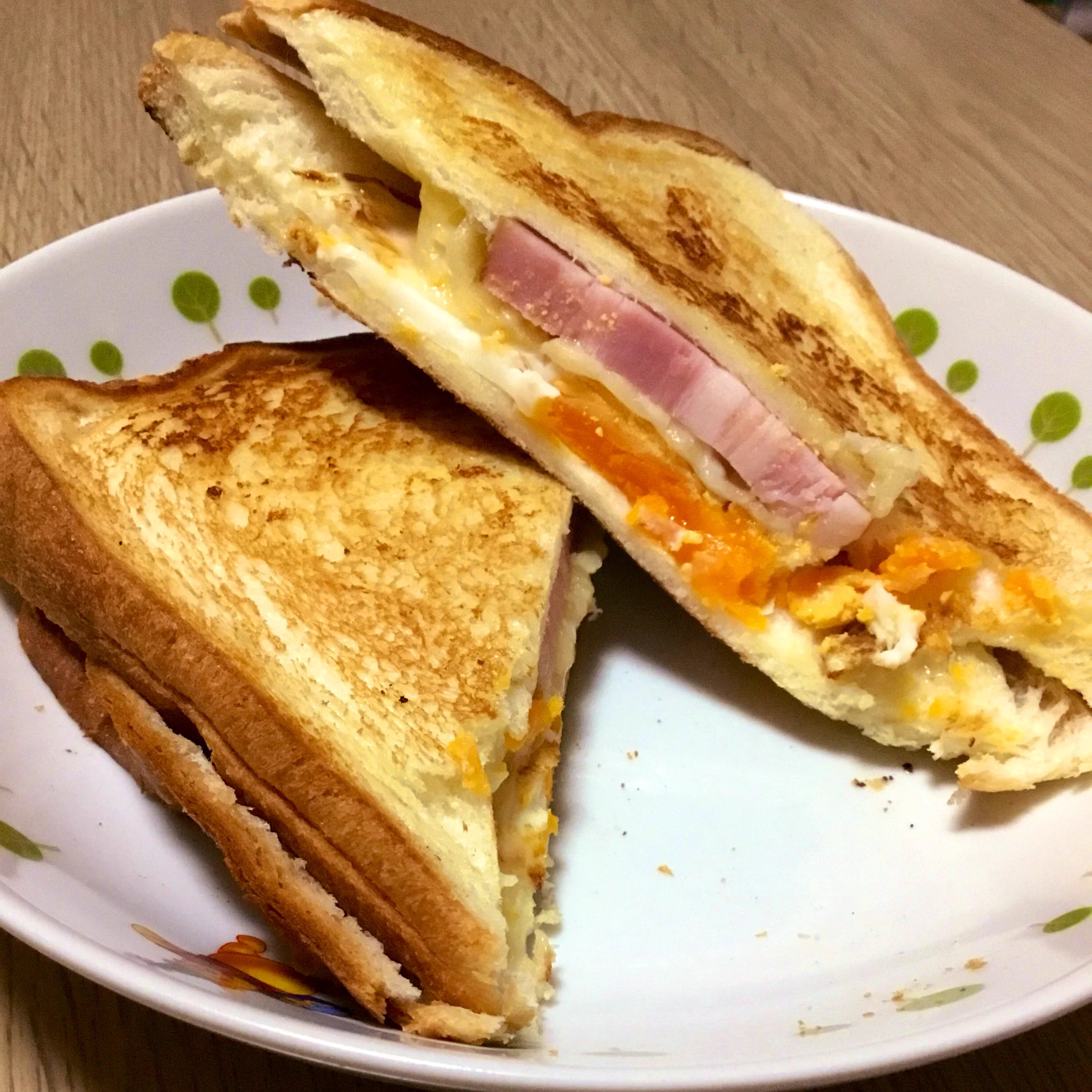 目玉焼きも挟んでみました。  