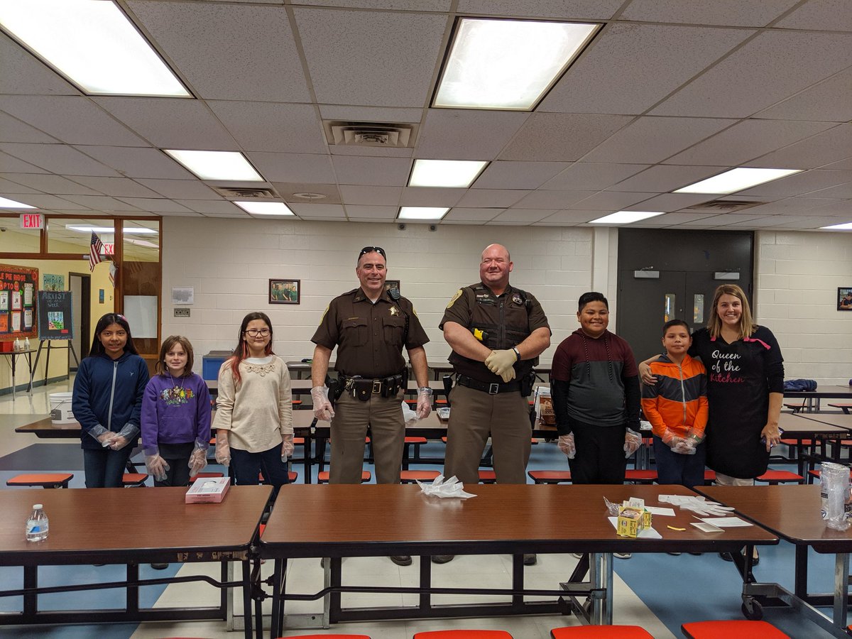 jwmscounselor's tweet photo. Students and deputies worked together to prepare dessert for Tuesday's appreciation lunch for Bright Futures. #APRinspires @fcpsk12 https://t.co/G2rNrXIM7h