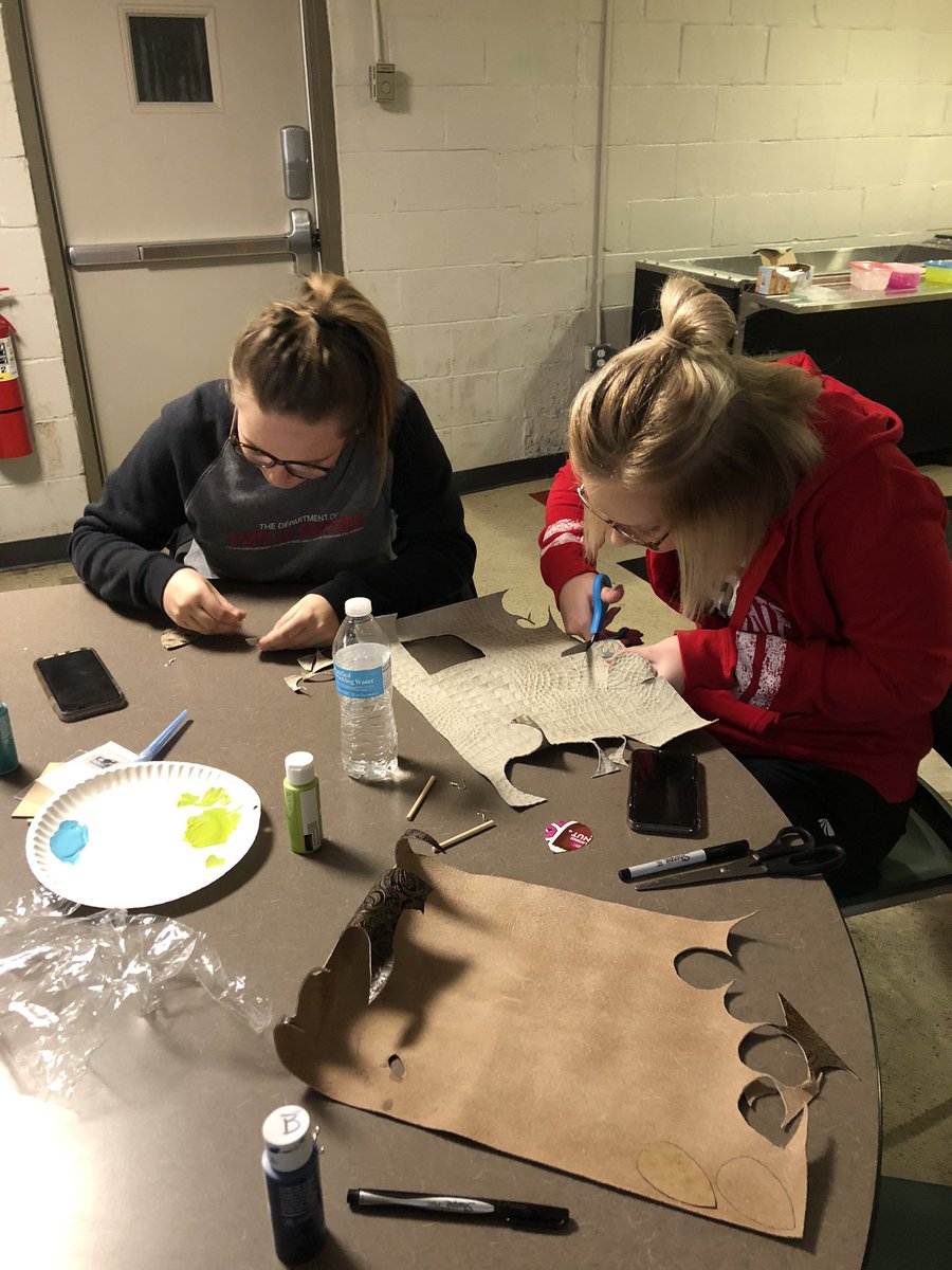 SigmaAlpha_OSU's tweet photo. Cold weather calls for warm coats, country music, and craft nights with the sisters!! 💚💛 https://t.co/shnwWwEr47