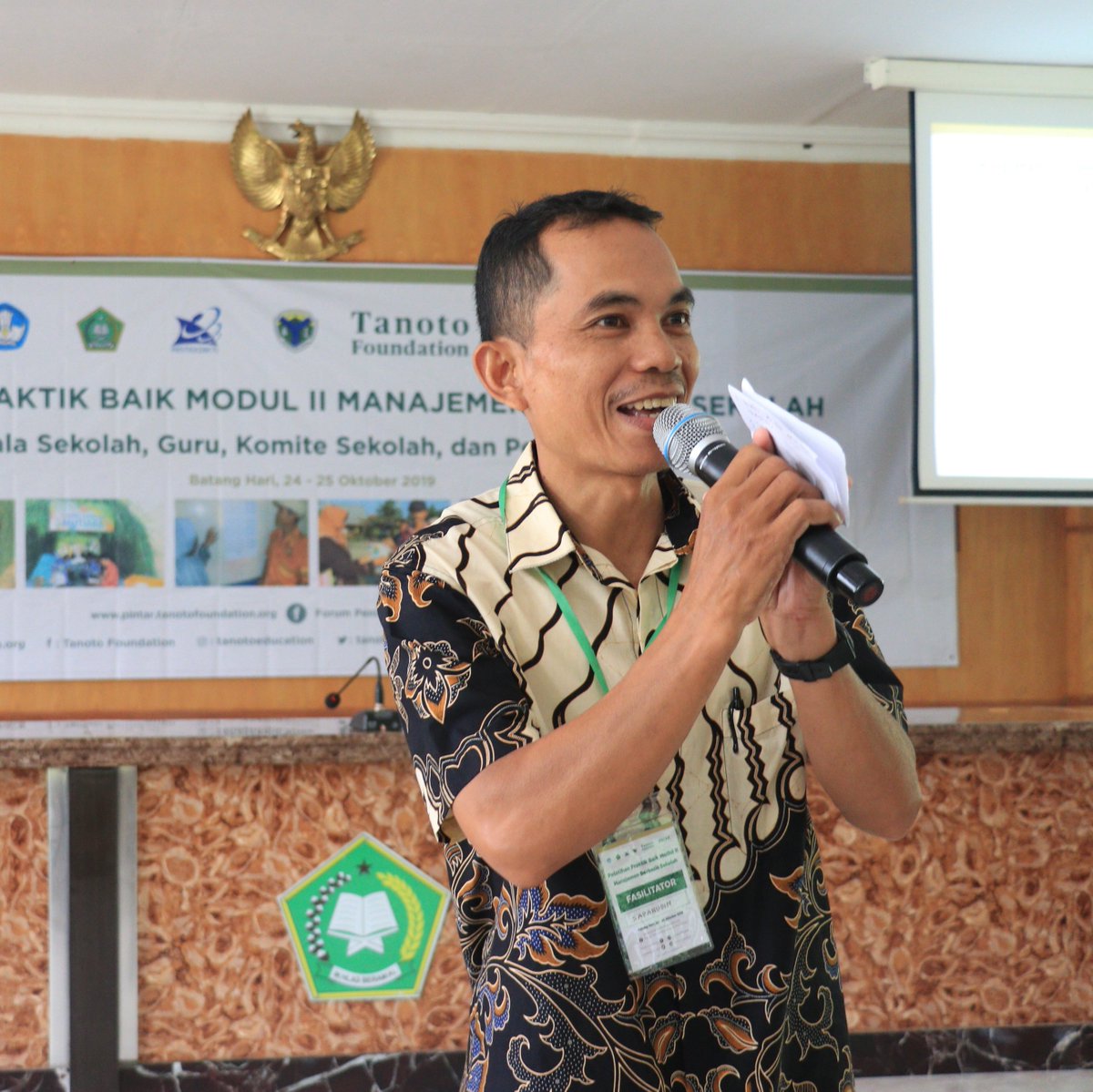 tanotoeducation's tweet photo. (1/2) Saparudin, Fasilitator Daerah Kabupaten Batang Hari Jambi berbagi materi Manajemen Berbasis Sekolah #Modul2 Program Pintar kepada 104 peserta pelatihan yang terdiri dari guru, kepala sekolah, komite pengawas dan pengawas sekolah.
#menjadiPINTAR https://t.co/2OrXTc5dSM