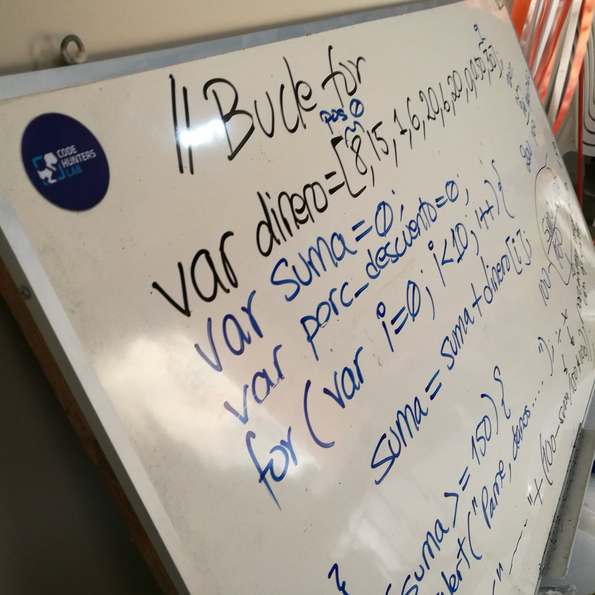 CodeHuntersLab's tweet image. Una pizarrita con alma proyector 🤖💻
La #GeneraciónCHL 9, en #Carabayllo, no deja de sorprendernos por su habilidad para la solución de retos algorítmicos, siempre acompañados de la pizarrita, en la que los instructores "proyectan" y comparten conocimientos y experiencias 👩🏻💻👨🏻💻🚀