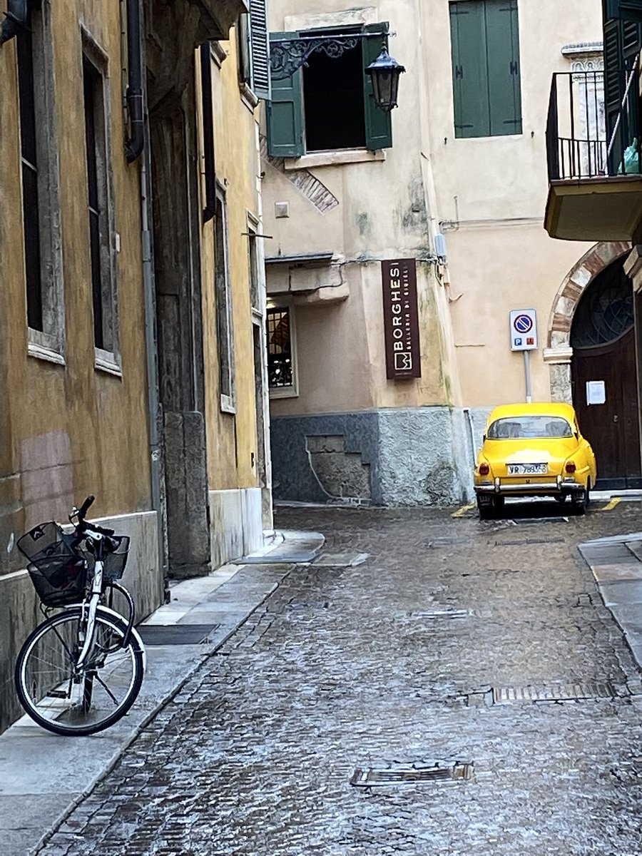 Nice wander round Verona today in nord italia !!! 🇮🇹👌
Saw this little street and old car #PhotoOpportunity
