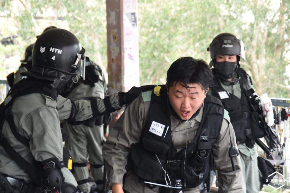 DCheng36387164's tweet image. 自食其果
//【1225上水實時】
上水有防暴突然衝上火車站B出口天橋，有一枝胡椒噴霧突然像香檳一樣爆開，在場有警員與巿民中招，十分難受。
在場有一名護士希望入內協助救援，但不被警察接納。警察還稱：「我哋每個都有急救證書。」//

#HongKong #HongKongProtests