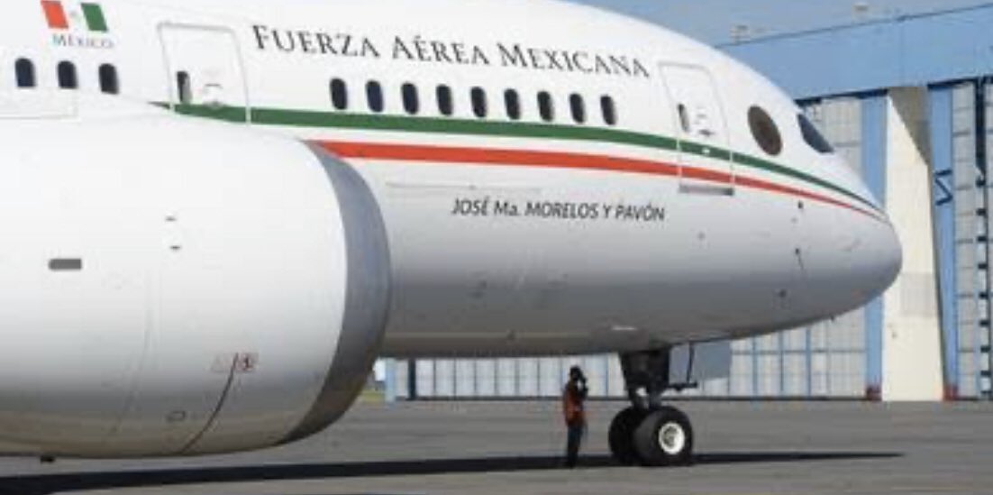 ÚLTIMA HORA:El avión de la#FAM que trae a @evoespueblo está atrapado en un laberinto: ni Bolivia ni Paraguay tienen salida al mar y Brasil, Perú, Chile y Argentina le negaron acceso a su espacio aéreo.Solo que alguien ceda o manden, @FernandoDelRio el avión que no tenia ni Obama.