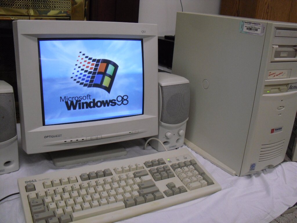 Penggunaan Internet mencapai 1 bilion pada tahun 1990-an. Korang ingat lagi tak zaman tu Internet kat rumah korang guna dial-up (line telefon) dengan PC monitor besar gedabak Aku time ni kecik lagi, tapi memang sempat merasa la guna semua ni kat rumah Img: Google Images