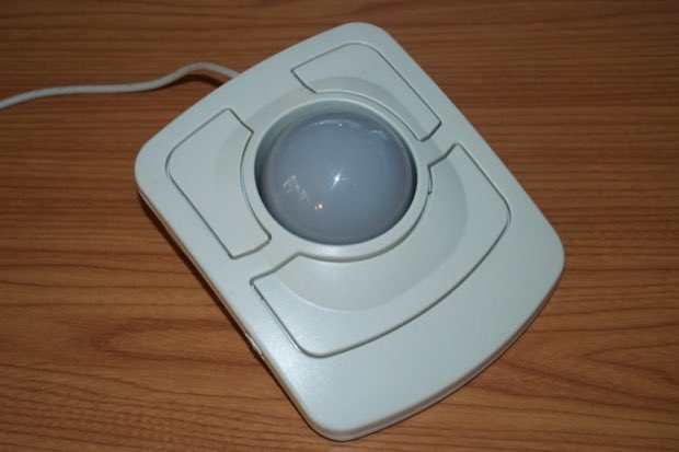 Penggunaan Internet mencapai 1 bilion pada tahun 1990-an. Korang ingat lagi tak zaman tu Internet kat rumah korang guna dial-up (line telefon) dengan PC monitor besar gedabak Aku time ni kecik lagi, tapi memang sempat merasa la guna semua ni kat rumah Img: Google Images