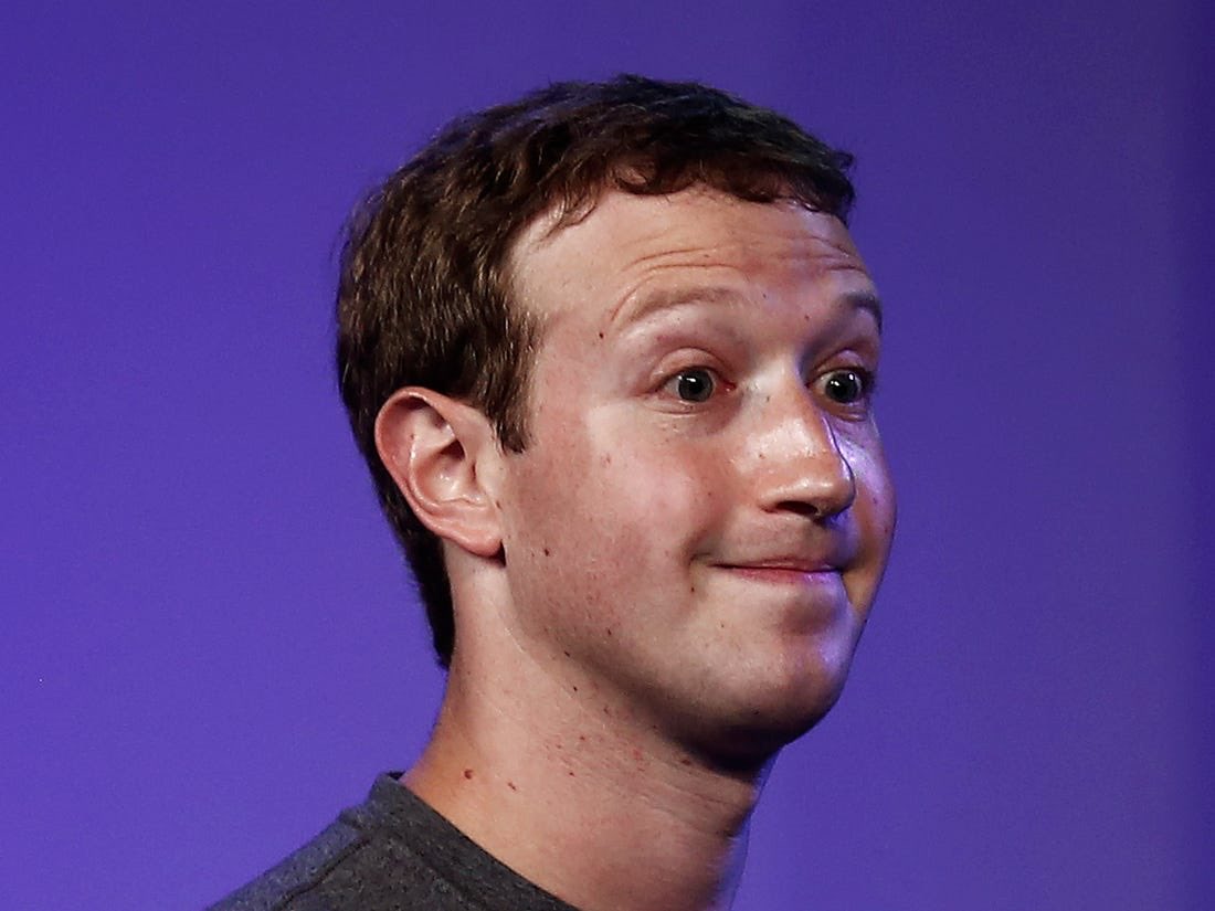 Pada tahun 2004, Mark Zuckerberg mengasaskan Facebook dari bilik asrama dia je.Kalau tak pernah tengok lagi, pergi la tonton The Social Network, cerita bagaimana Zuck asaskan Facebook.Gambar:  https://www.businessinsider.my/mark-zuckerberg-is-not-going-to-step-down-as-facebook-chairman-2018-11