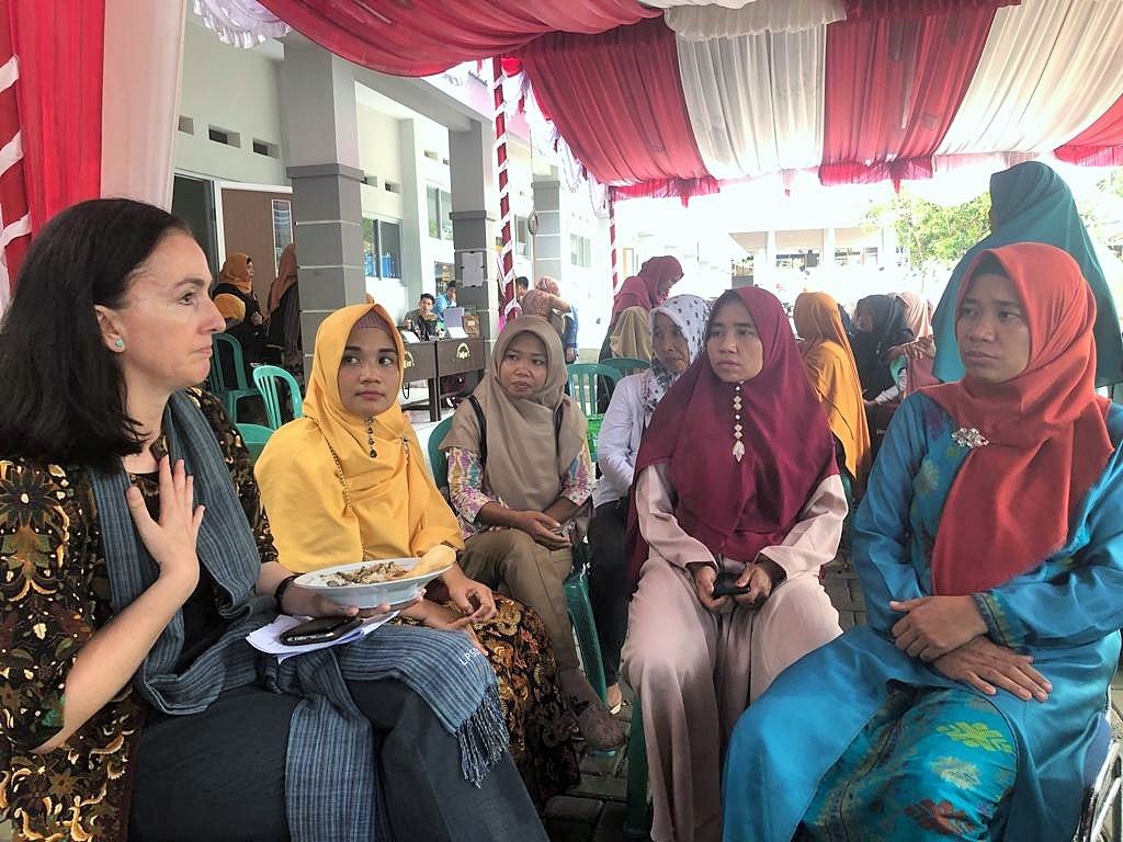 Didampingi #MitraMAMPU, hari ini Minister Counsellor Kedutaan Besar #Australia, Kirsten Bishop berdialog dengan anggota Sekolah Perempuan (SP) di desa Teniga, Lombok Utara tentang upaya advokasi dana desa, penganggaran responsif gender, tanggap darurat, &amp; tantangan yg dihadapi SP