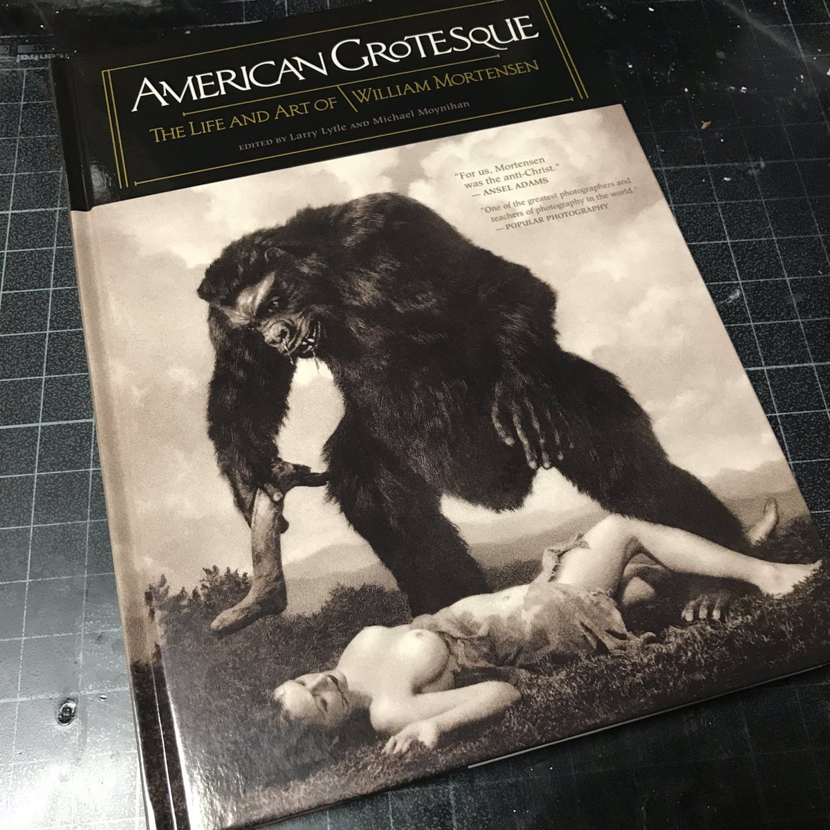 田亀源五郎 Gengoroh ame A Twitter 注文していたウィリアム モーテンセンの写真集が届いた 19 40年代のアメリカで ピクトリアリズム 絵画的写真 のスタイルで 映画スターやオカルトやホラーなどの題材を サドマゾヒズムも交えて扇情的に撮った写真家の