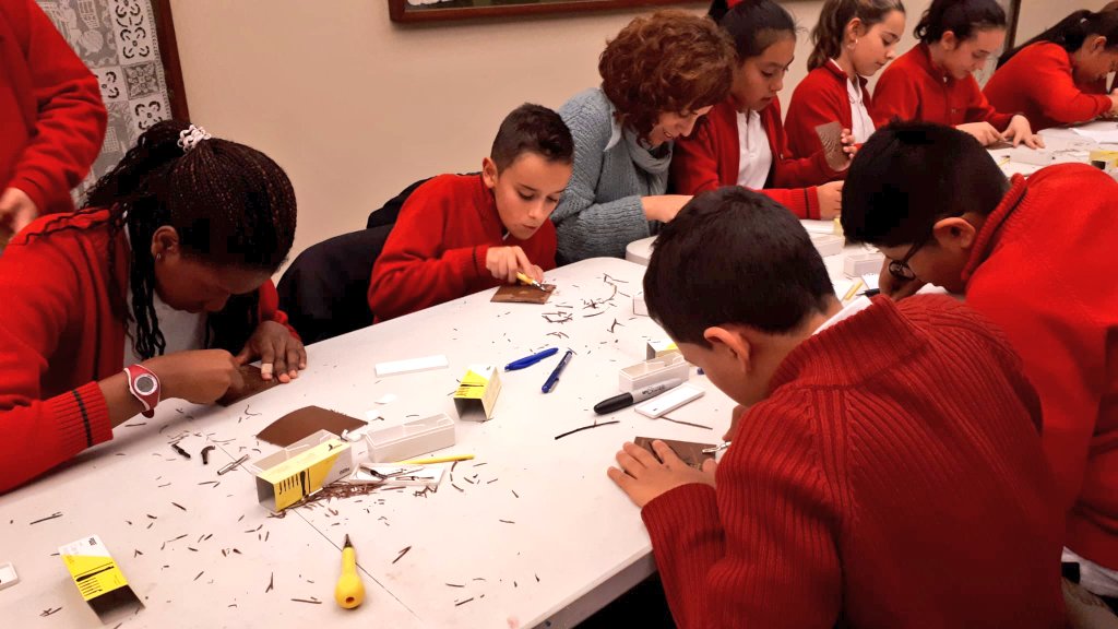 Colegio_StaRita's tweet photo. Hoy 1°ESO B ha visita la Real Academia de Artes de San Fernando para participar en un taller de Linograbado con motivo de la semana de la ciencia. #Aprehendiendohistorias https://t.co/1oszH0107K