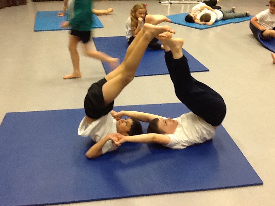 MuxtonPriSports's tweet photo. Mr Rice's Year 4 class this morning enjoying their gymnastics lesson focusing on counter-balance with a partner. Its good to see how creative our students can be! https://t.co/ArIH1AzZ9X