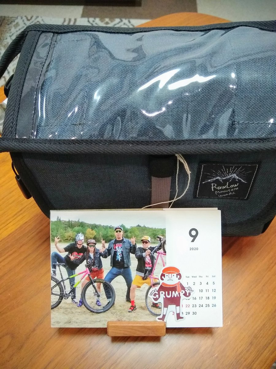 BicycleMan79's tweet photo. うおぉ、間違えてツイート削除しちゃったので、もう一回
お家に帰ったらとっても素敵なモノが広島から届いていました〜 嬉しさのあまり💩 トイレ詰まる。しかし、幸せ。ありがとうございまーす👍
#グランピースタイル
#プロレスシクロスクロス
#ジーパンサイクリスト
#rawlow https://t.co/dyuqngMyjU
