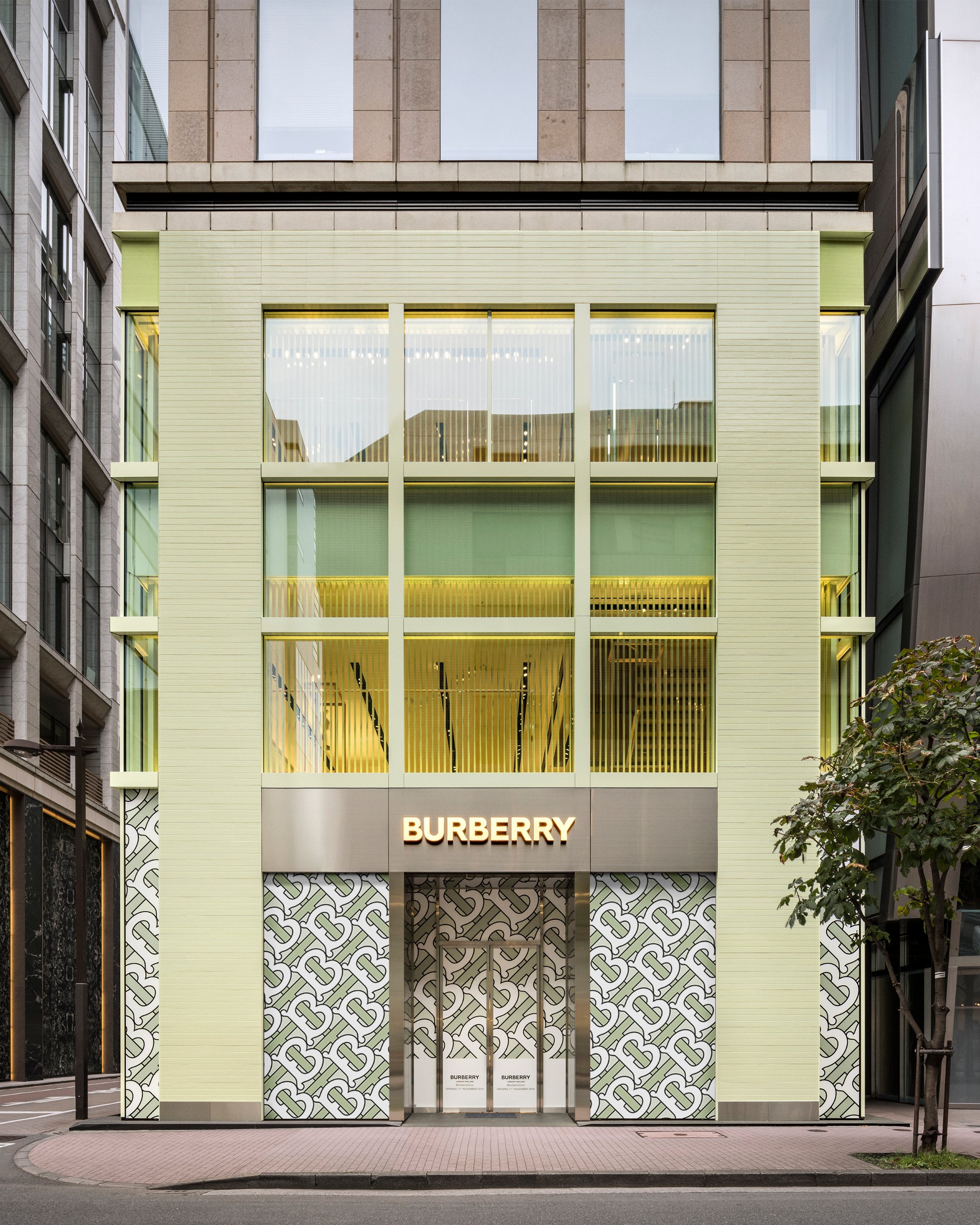 Burberry Japan Twitterissa Coming Soon Burberryginza 11 17 11月17日 バーバリー銀座が新たなロケーション デザインでグランドオープン 最新コレクションやエクスクルーシブなモノグラムスカーフなど 銀座店限定アイテムをご覧ください バーバリー銀座