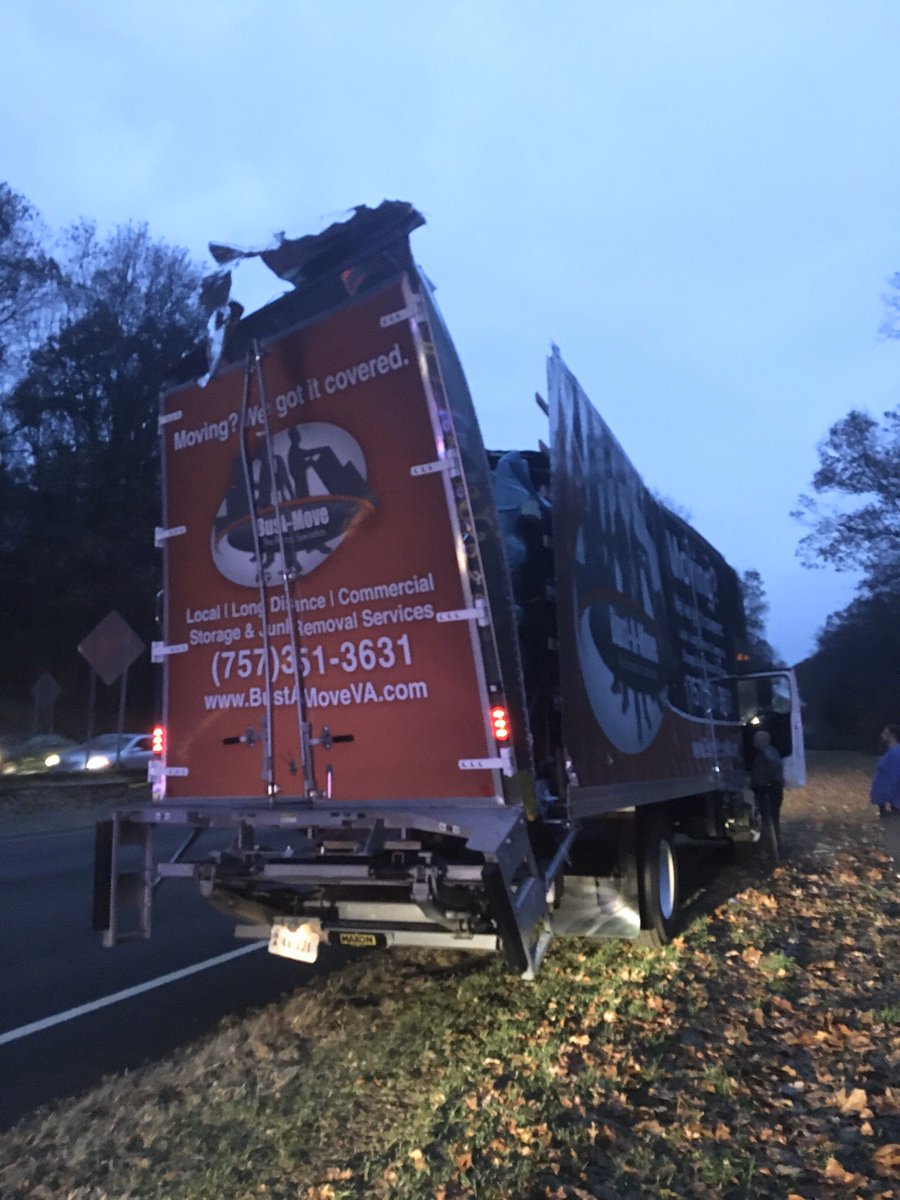 CT_STATE_POLICE's tweet image. *Merritt Parkway North @ Exit 40*
Reminder that commercial vehicles are prohibited from driving on the Merritt Parkway/Route 15 #Cspnews #CTtraffic