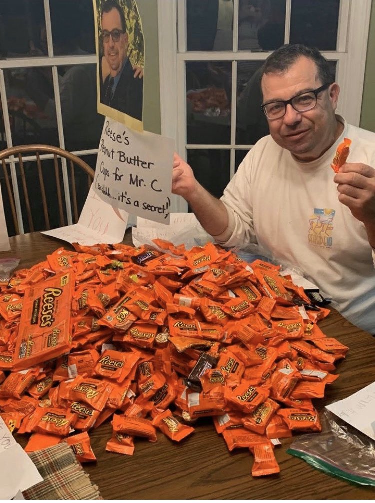 LRESroadrunners's tweet photo. Every year, the day after Halloween, students give Mr. Chianetta his favorite candy —Reese’s Peanut Butter Cups. This year was no different. We collected 903 peanut butter cups (a new record) and surprised him on the morning news!
#youdonteverreallyleave
#oncearoadrunner https://t.co/psqHp8NmFM