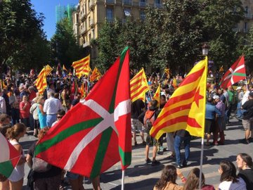 asierbijoux's tweet photo. Euskal Tsunamia llama a cortar Behobia a las 18 h. DENOK BEHOBIARA!
PRESOEN  ASKATASUNAREN ALDE! URRUTIKOETXEARENGATIK ETA BESTEAK! INDEPENDENTZIAREN ALDE!
#EH AMB CAT! LLIBERTAT!
#EuskalTsunamia 
#Tsunamidemocratic https://t.co/JOF8QK7qIG