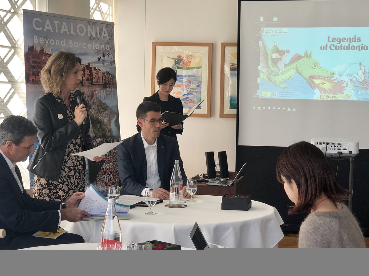 empresacat's tweet photo. 🇯🇵📝 La consellera d’Empresa i Coneixement, @angelschacon, promociona Catalunya com a destinació turística al Japó amb la presentació del joc de realitat virtual #LegendsofCatalonia i el tret de sortida de la campanya de @turismecat al país nipó.
➡️ https://t.co/6FD0n9nsbe https://t.co/Z1KUyPisrG