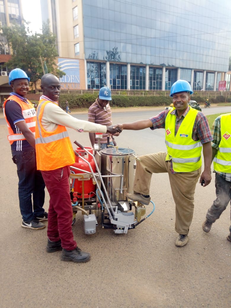 CrownPaintsPLC's tweet photo. Team Kubwa set out to give the roads along Waiyaki Way a fresh look with the Crown Paints Road Marking Paint. It has excellent adhesion, flexibility and dries fast, ideal for all roads, parking areas and kerbs. Call us on 0709 887 000 to for more.

#PaintingTheCity
#CrownColours https://t.co/s4Qh8LIwCS