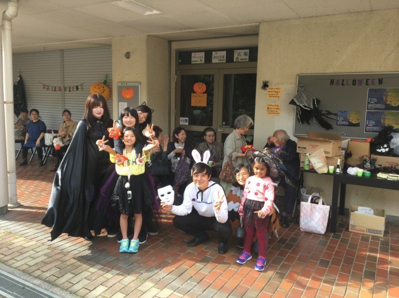 Ur都市機構公式 グリーンヒル寺田のコミュニティスペース おひさま広場 でハロウィンイベント開催 子どもから高齢者 法政大学の学生が参加し 黒のビニールシートで覆った会場は雰囲気満点 学生と子どもたちがお化け役で来場者を驚かせていました