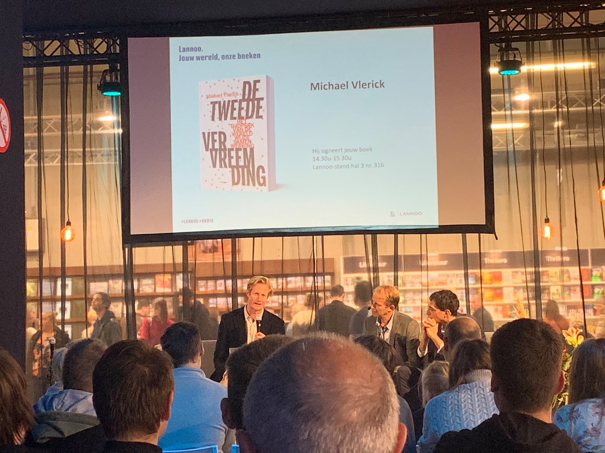 KjentoL's tweet photo. Lezing/Debat Boekenbeurs over Globalisering en internationale samenwerking door Michael Vlerick en Peter van Kemseke. Zij pleiten voor een wereldwijd samenwerkingsmodel. #thomasmore #itfactory #Boekenbeurs https://t.co/B7ykX0FToD