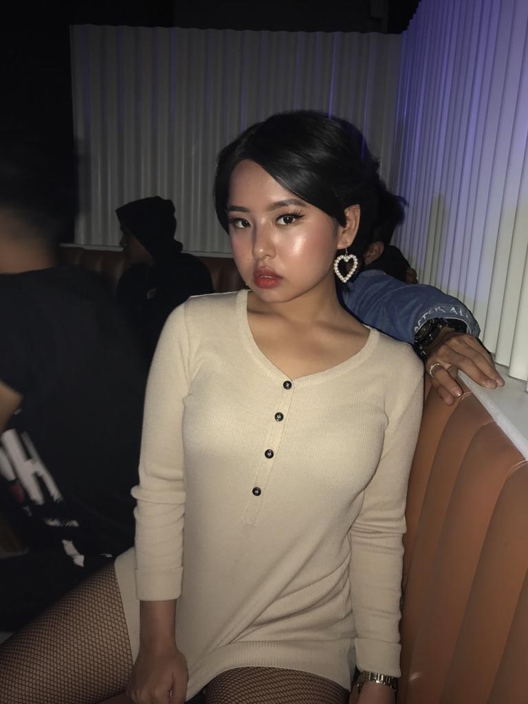 If you ask me how i spend my friday night... Well sis, i take pictures before i get high like I'm actually fine... Then i blow some weed and trip 69 times,fine😌
Ps: Just rhymin' shit🤧😂
#FridayVibes #party #FeelGoodFriday #high #420life