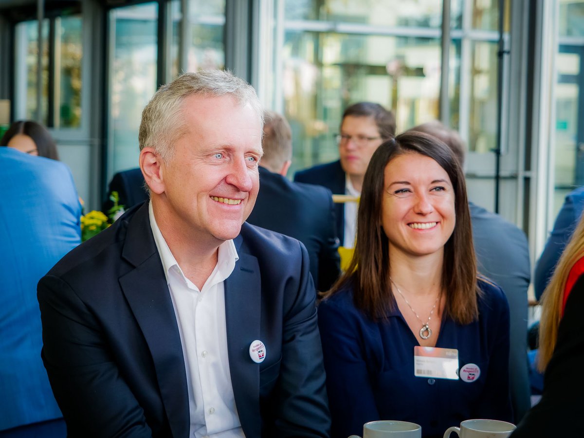 SelinaSchoen's tweet photo. Und weil es so schön war, haben wir nicht nur den #expert11-Bus auf das #FujitsuForum geholt – sondern auch unsere Experten. Vielen Dank an alle, die an unserer Serie teilgenommen haben! https://t.co/Kv4l81mrKP