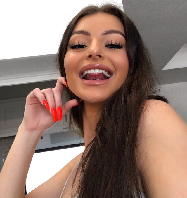 Me on social media vs real life https://t.co/PUSU3btxJq