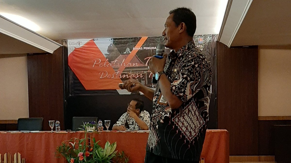 Sesi 2 :
Penerapan Kesehatan dan Kebersihan Lingkungan dalam Peningkatan Kualitas Homestay
bersama Tri Sabdono, S.KM
(Dinas Kesehatan Kab Cilacap)

#cilacap #genpicilacap